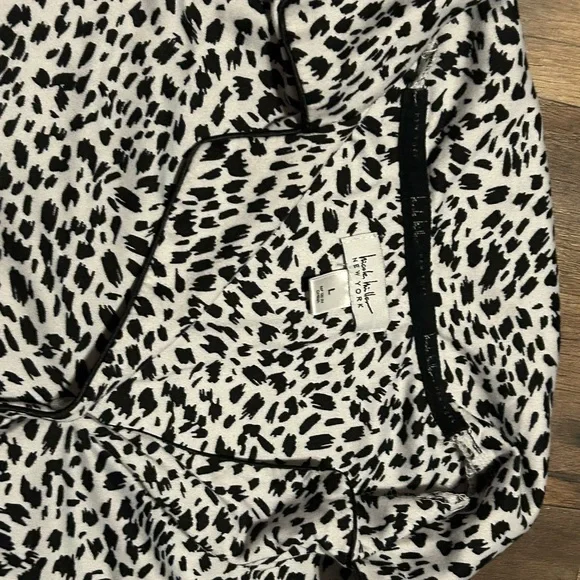 Michelle Miller two piece shirt and shorts lounge set. Size large with - Picture 3 of 5